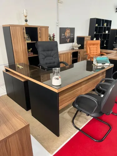Mesa com auxiliar escritório