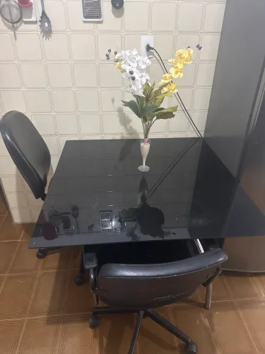 Mesa de vidro com 5 cadeiras