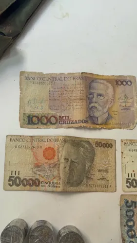 Cédulas e moedas antigas