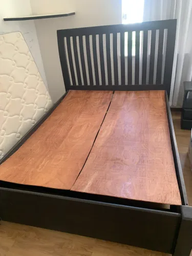 Cama de casal em madeira maciça laqueada preta