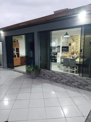 Casa com 5 Quartos, Piscina Privativa e Edícula no Bairro Carianos