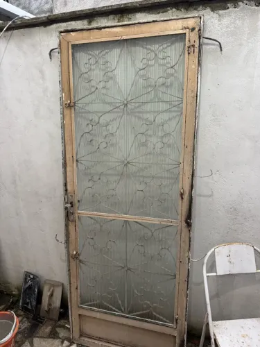 PORTA DE FERRO COM VIDRO E JANELA DE FERRO COM VIDRO