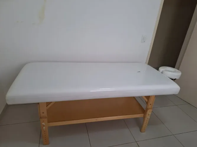 Maca e cadeira de massagem ou estética.