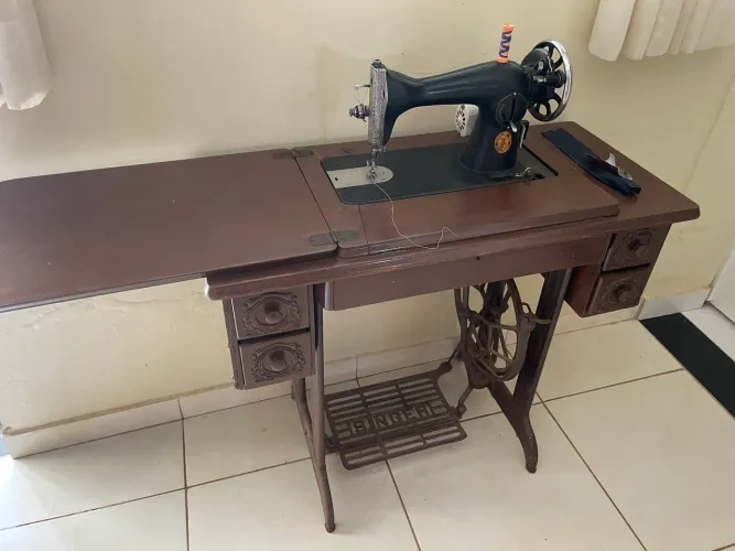 Máquina de costura antiga SINGER 