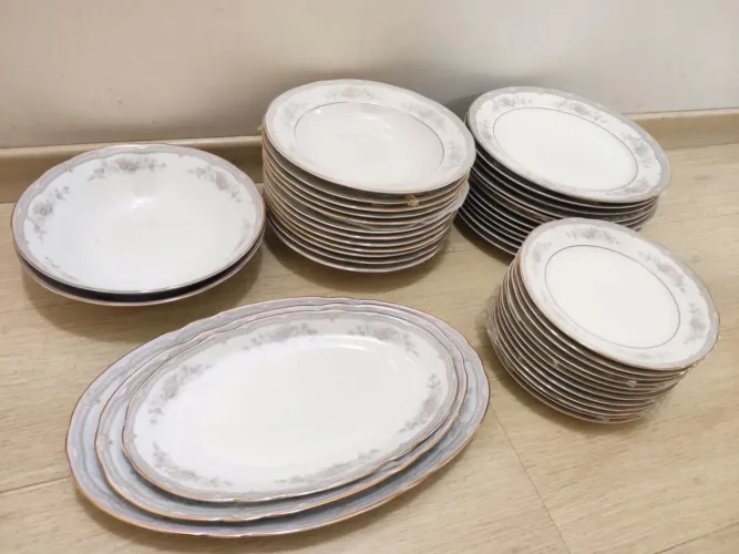 Jogo de jantar com fio de ouro 41 peças