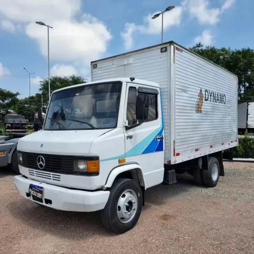 Caminhão 710 Mercedes-Benz