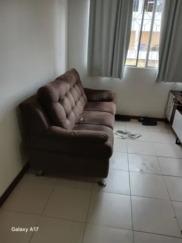 Sofá 3 lugares na cor marrom