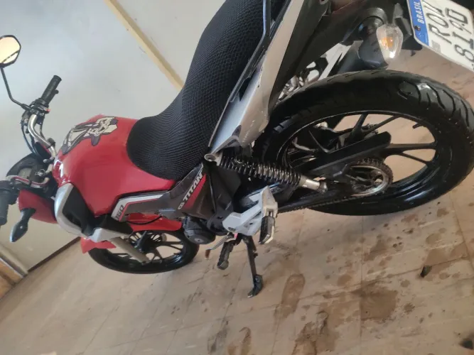 Titan 160, bem conservada e pouco rodada