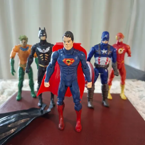 Coleção 5 Bonecos de Super Heróis com Capa e Escudo - 8 Itens