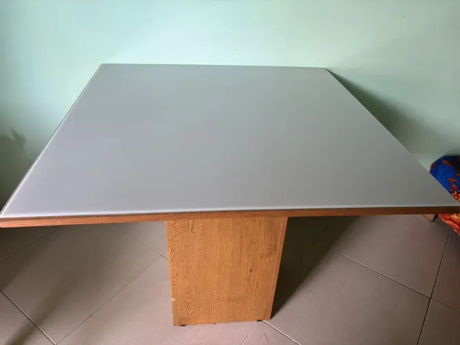 Mesa de Jantar Quadrada 90x90 com Tampo de Vidro - Base de Madeira (Ótimo Estado)