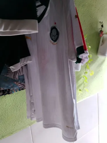 Roupas novas e usadas