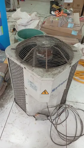 Condensadora Springer 5800 BTUs barril modelo38ccd060235Ms funcionando
