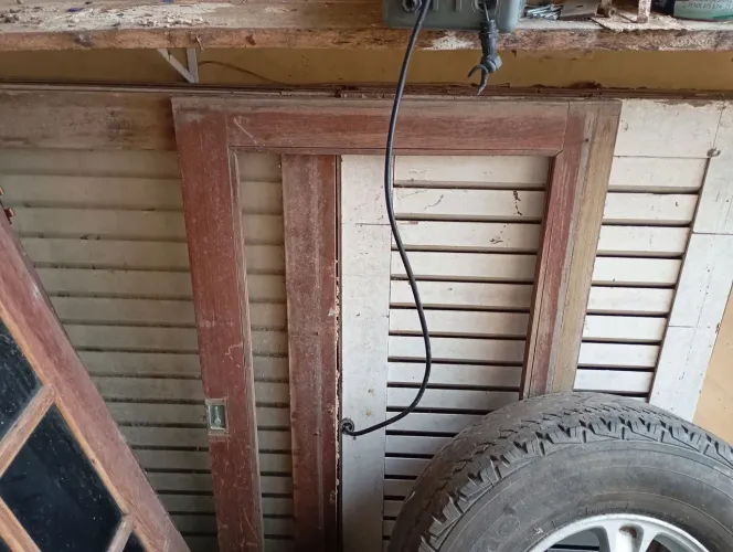Vendo 2 janelas e 1 porta de madeira dupla