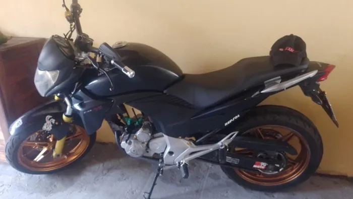 CB 300 Selada e quitada Pra conserto 