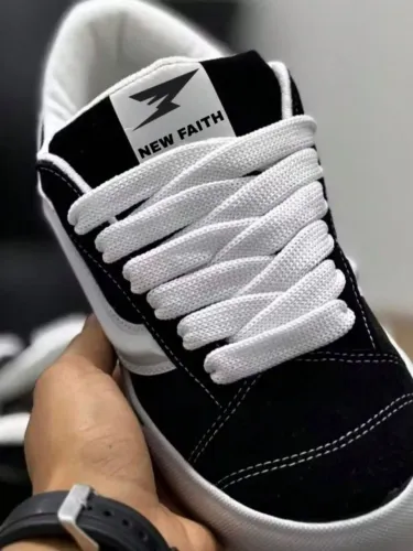 Tênis casual masculino preto.