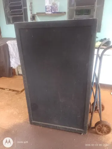 Vendo par de caixas de som JBL altura 1,33 metros da frente ao fundo 0,79 cm largura 0,59 