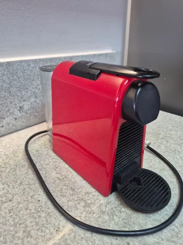 Cafeteira vermelha Nespresso Essenza Mini