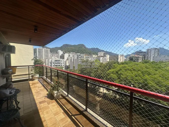 Apartamento a venda, rua Campos Sales, debruçado a Praça Afonso Pena, Varandão, 3 quartos