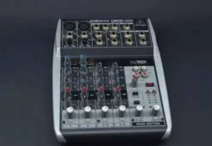 Mesa De Som Behringer Xenyx Q802 