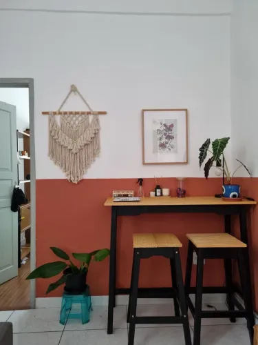Mesa bancada com conjunto de banquetas