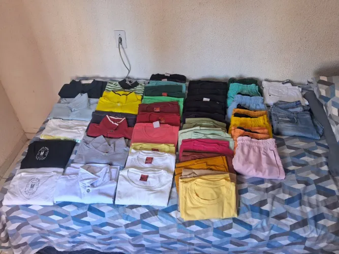Lote de roupas ( casacos, blusas, jeans, shorts)