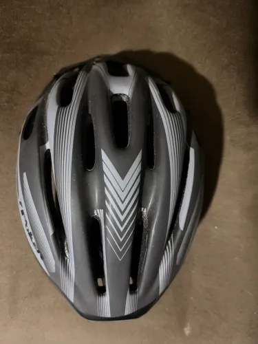 Capacete ciclista com luz