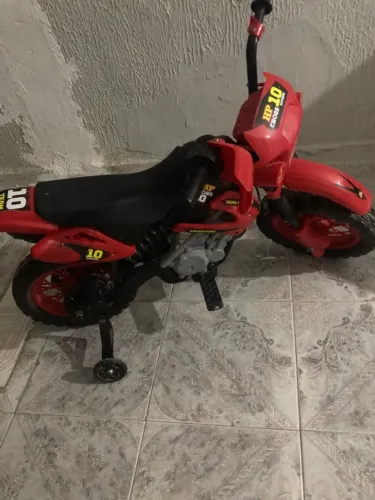 moto eletrônica infantil funcionando normalmente 
