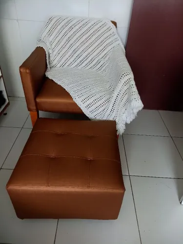 Poltrona + puff de madeira