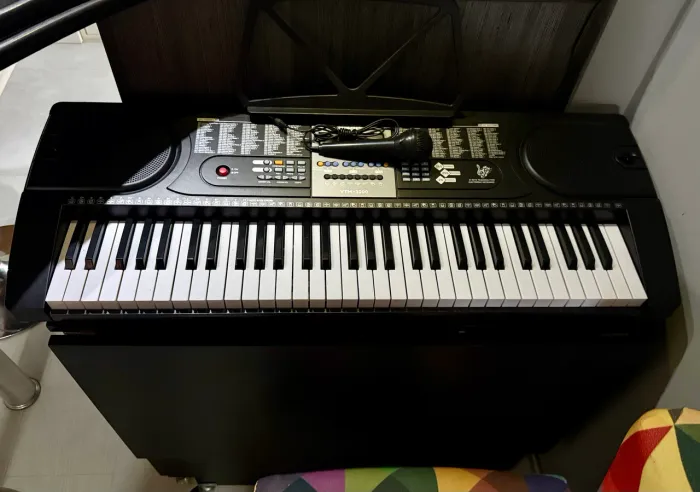 Teclado Musical VTM-3000 com Microfone - Ótimo Estado