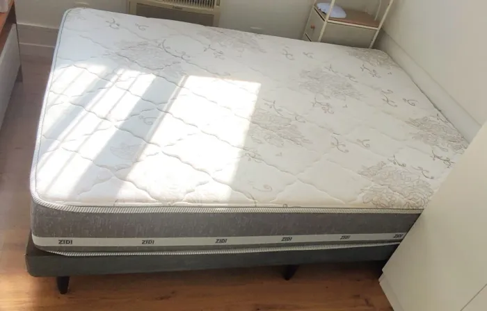 Cama baixa + Colchão de casal de molas ensacadas