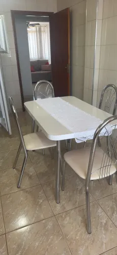 Mesa de almoço com 4 cadeiras em madeira brilhante branca e 4 cadeiras