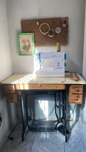 mesa com pé antigo singer 200,00