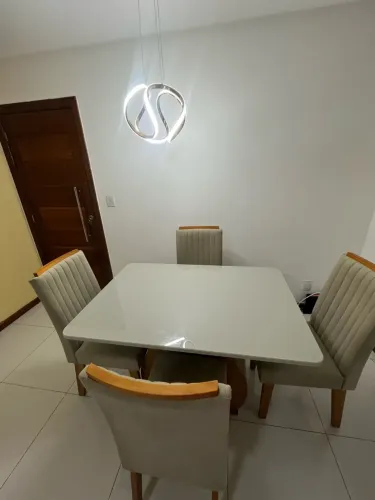 MESA DE JANTAR COM 4 CADEIRAS - SEMINOVA ?