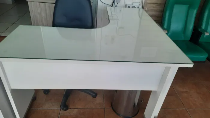 Mesa em mdf e tampa blindex