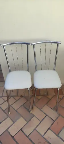 2 Cadeiras Tubulares Cromadas com Assento Branco - Bom Estado