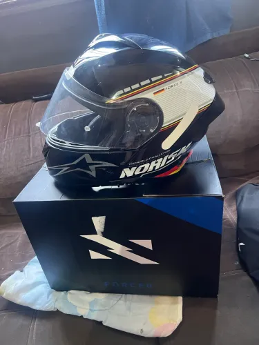 Vendo capacete novo valor 550 reias paguei 1.200 WhatsApp *