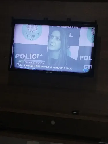 Vendo uma TV 32 polegadas não e smart tá funcionando normal vai o controle