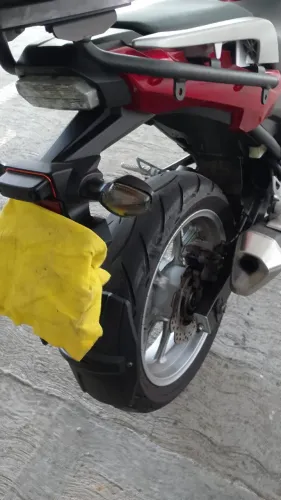 Moto sem detalhes chama atenção pela conservação e acessórios.