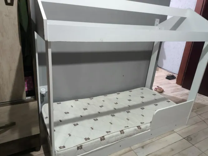 Cama infantil com colchão e véu rosa