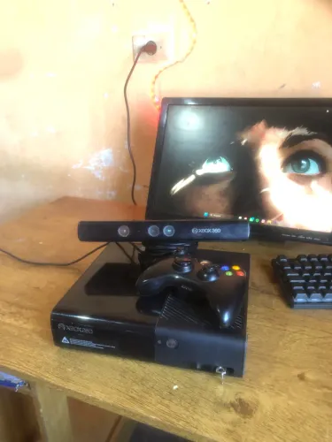 Xbox 360 com um controle e kinnect