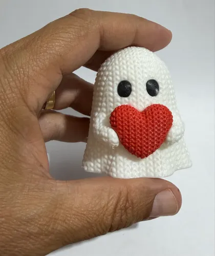 Miniatura Fantasma com coração modelo tricô em 3D