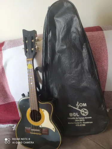 Vendo Cavaquinho semi novo. Marca Tonante com capa. 