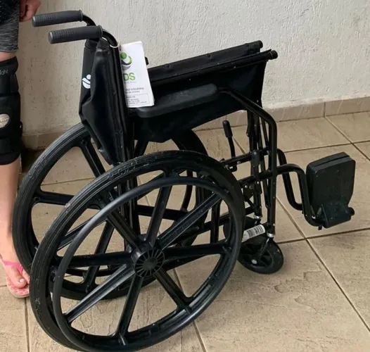 Por 199 reais Cadeira de rodas usada dobrável 