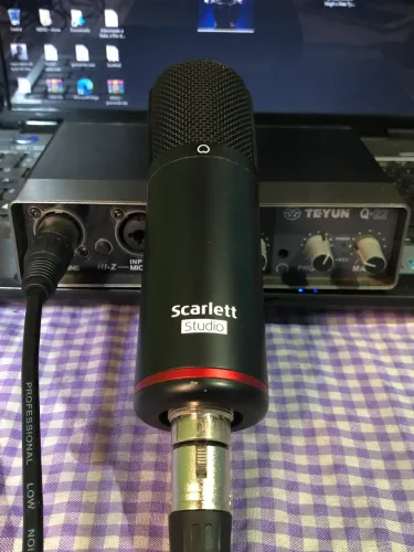 Microfone Scarlett para studio e interface de áudio 