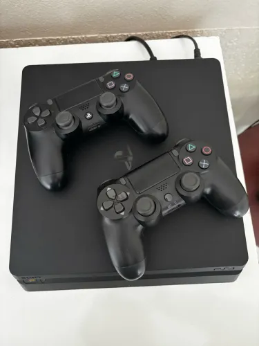 PS4 Slim 500GB + 2 Controles + 3 Jogos + Base
