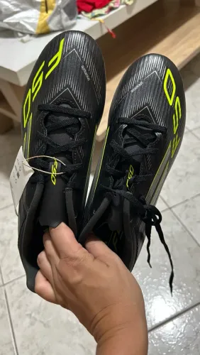 Chuteira original adidas, modelo F50 Club FG/MG