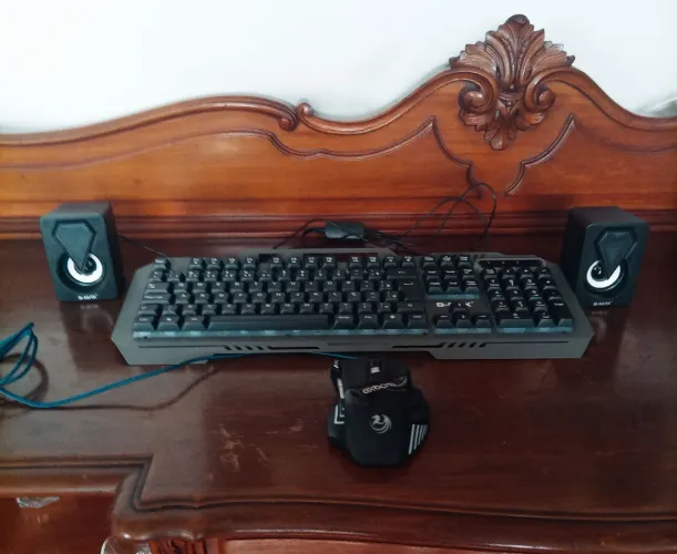 Kit Teclado E Mouse Gamer Preto Semi Mecânico LED RGB Com Caixinhas de Som. BH/MG