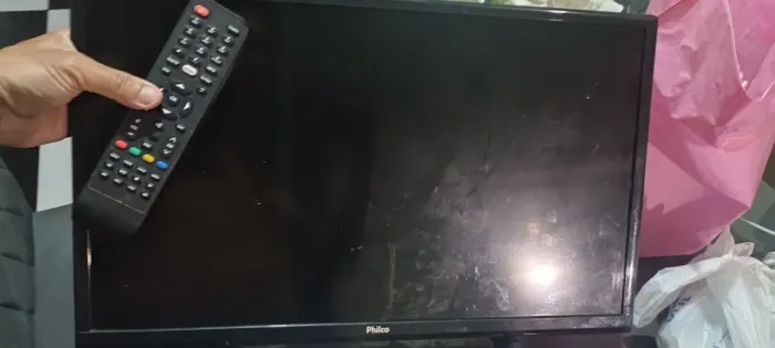 Tv Philco 24" não smart, tela trincada