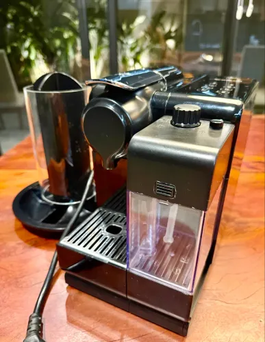 Cafeteira Nespresso Lattissima Touch 127V + Porta-Cápsulas Original (Modelo F511)