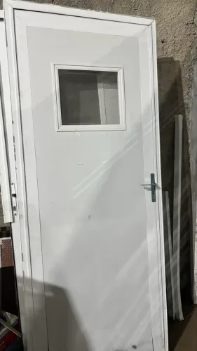 Esta é uma porta de alumínio branca com visor de vidro.